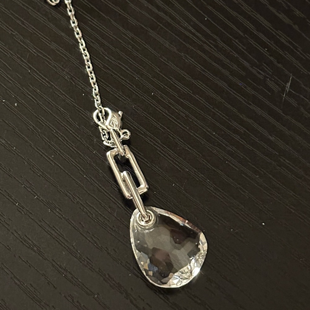 SWAVORSKI- vintage discontinued Elegant Silver Pendant Necklace - Crystal